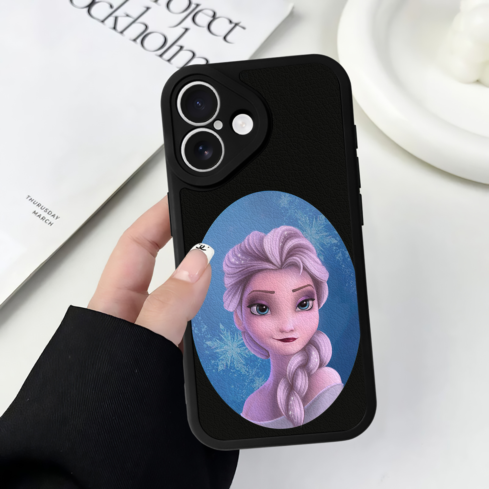 （画像用） アナと雪の女王 アンナ エルサ Frozen Anna Elsa 【iPhone 16シリーズ対応】シリコンスマホケース（レザー調） 材質：シリコン